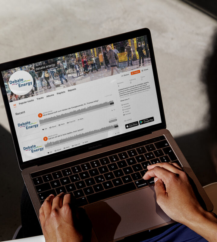 Laptop mit der Website „debate.energy“ von Uniper und einer Liste von Podcastfolgen