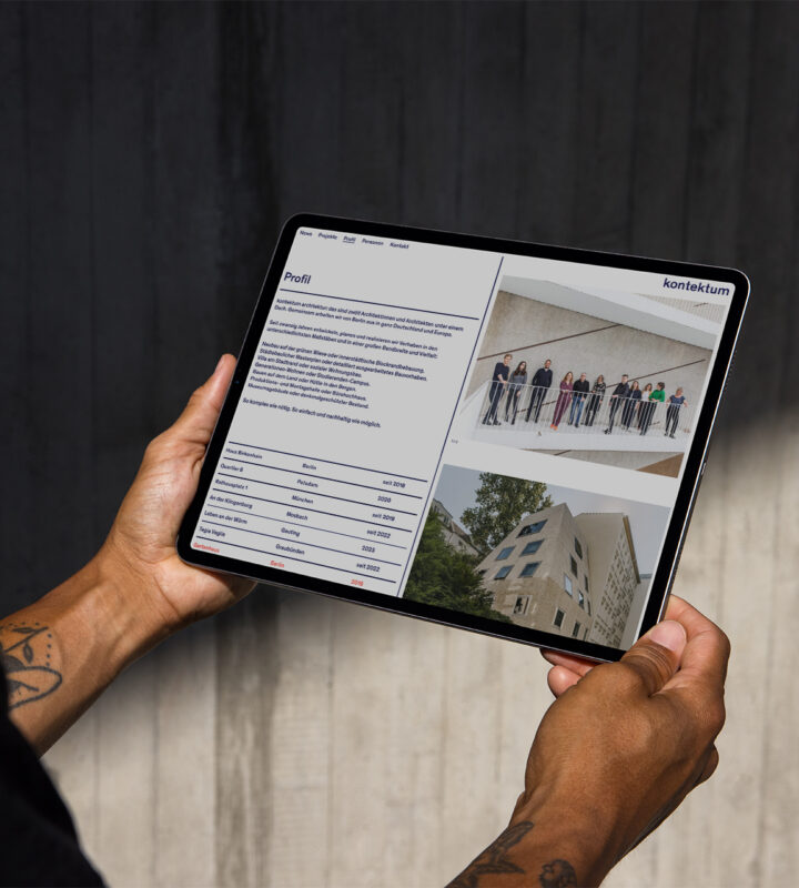 Tablet mit der Seite „Profil“ der Website von kontektum, rechts ein Gruppenfoto des Teams